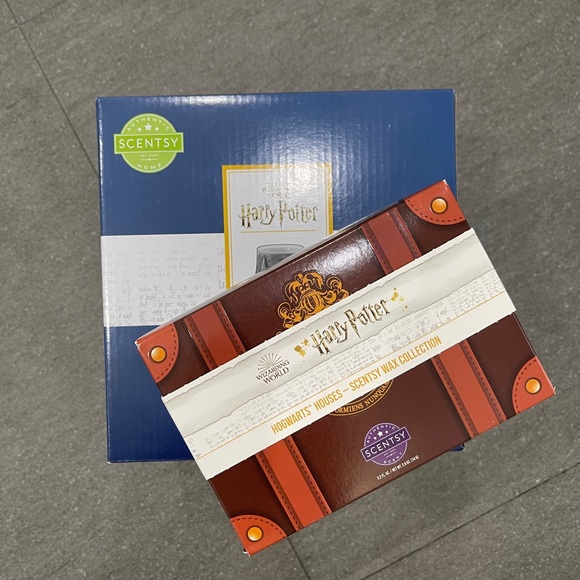 Harry Potter Hogwarts Scentsy Warmer w/ Wax Bars - Picture 3 of 5